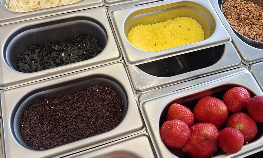 Image 5: 1, 2 od. 4x kleiner, mittel- oder großer Frozen Joghurt mit 2 Toppings