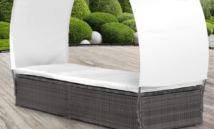 Image 5: Tuinbed met zonnescherm