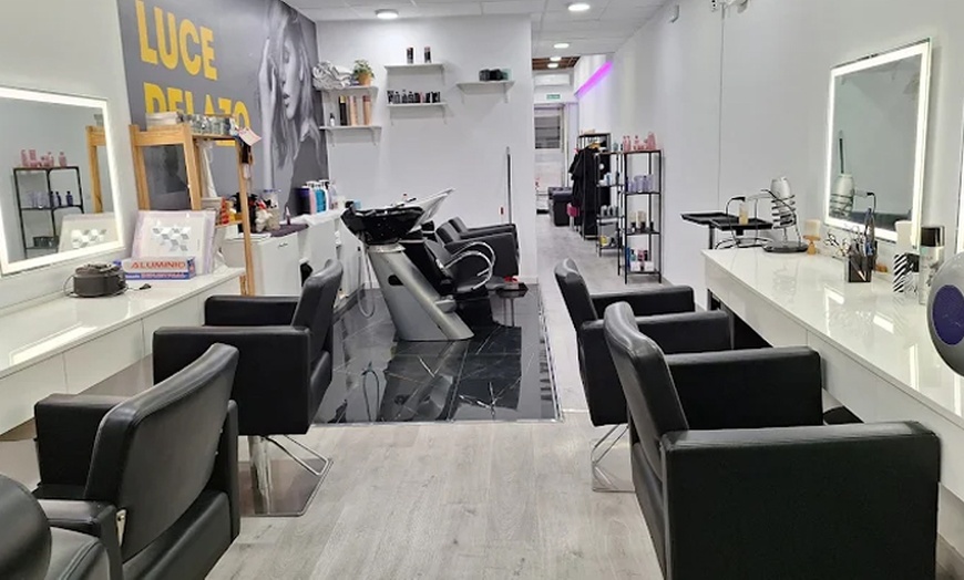 Image 8: Sesión de peluquería con opción a mechas y/o tinte de raíz para 1 