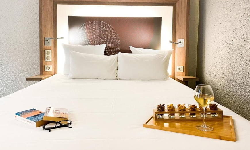 Image 3: Proche Fontainebleau en 4* : chambre double avec pdj et spa