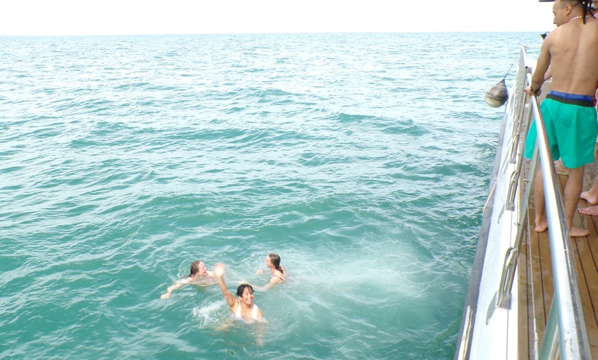 Image 4: Excursión en catamarán con comida y baño en alta mar 