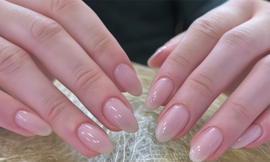 Image 2: Beauté des ongles : gainage et vernis semi-permanent
