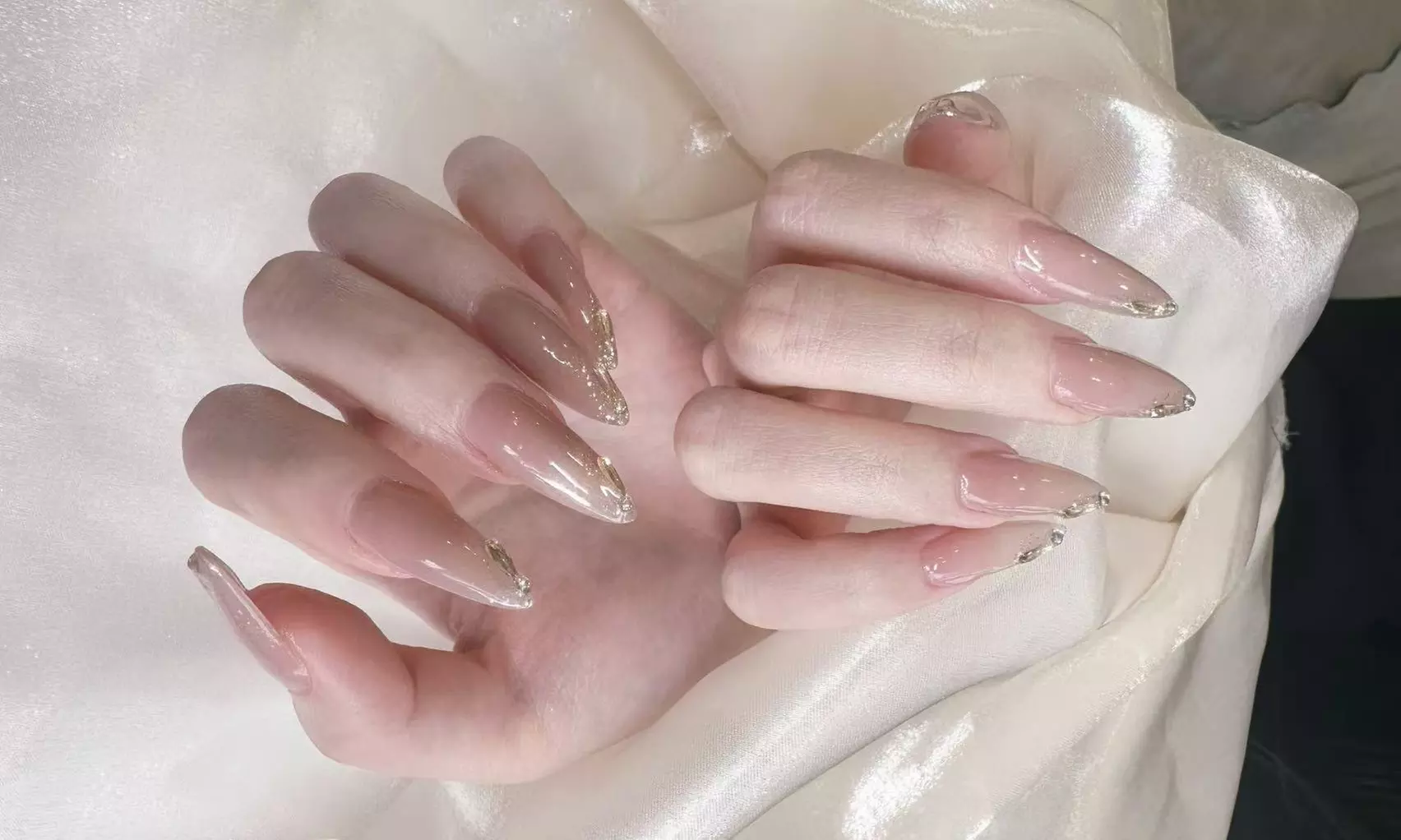 Deluxe Gel Mani w/ Cateye & Oil Hand Massage, Lash Lift or Extensions