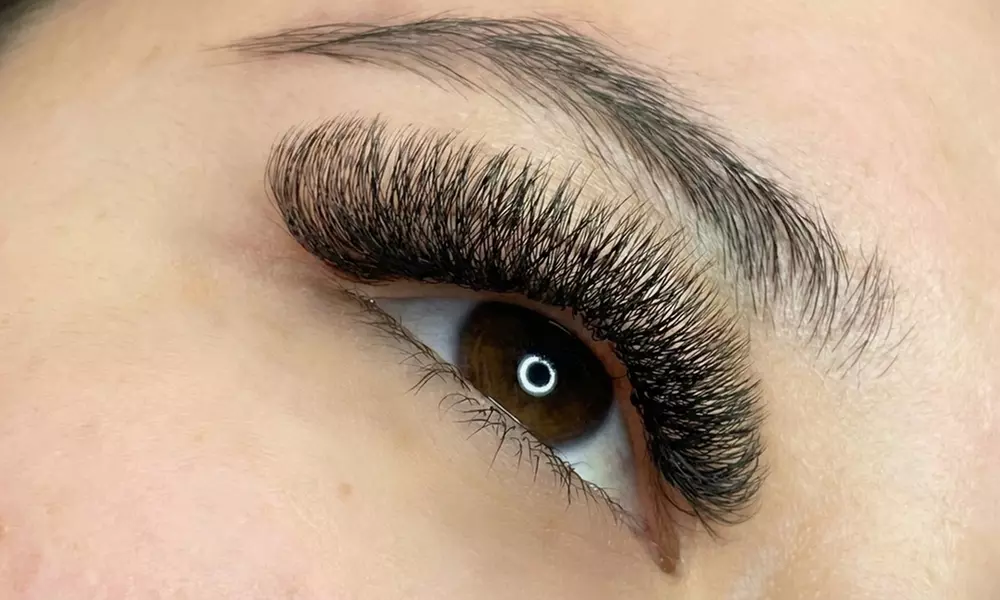 Light-Volumen oder Full-Volumen-Wimpernverlängerung für 1 Person