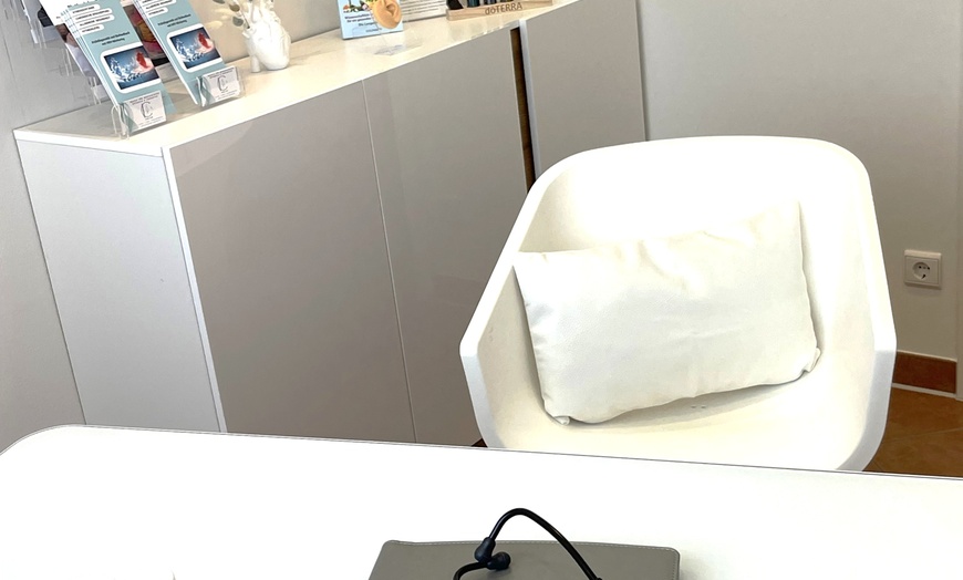 Image 4: 30/60 Min. therapeutische Rücken- & Kopf Aromaöl-Massage für 1 Person