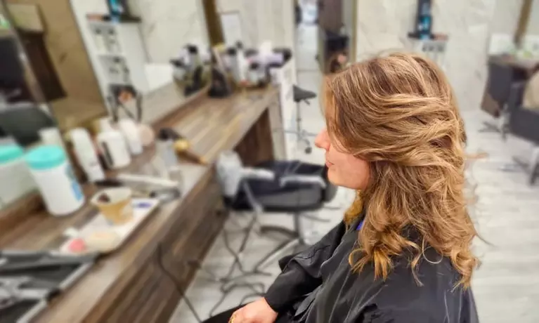 Formule shampoing, coupe, brushing avec couleur et balayage en option