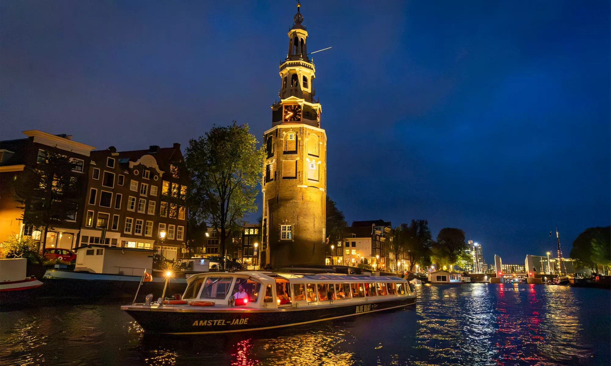 Grachten vol lichtjes en legendes: een avondcruise door Amsterdam
