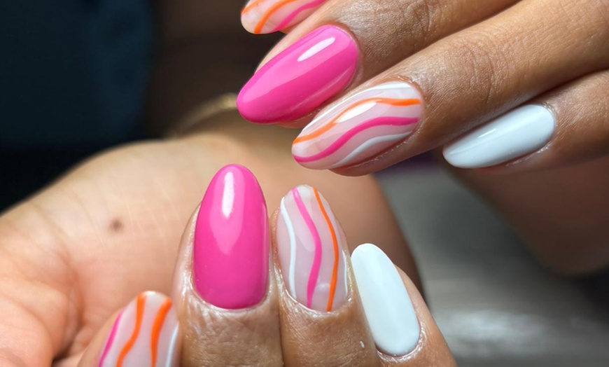 Image 6: Manicura y/o pedicura con esmaltado tradicional o semipermanente