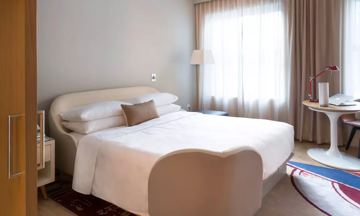 Modern rooms, rooftop lounge & easy access to Chicago’s attractions