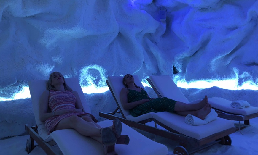 Image 1: 1 o 3 sesiones de haloterapia en cueva de sal para niños o adultos
