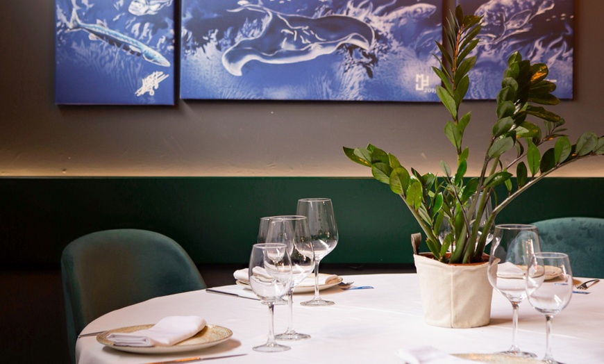 Image 3: Menú tradicional español con opción a botella de vino para 2 o 4