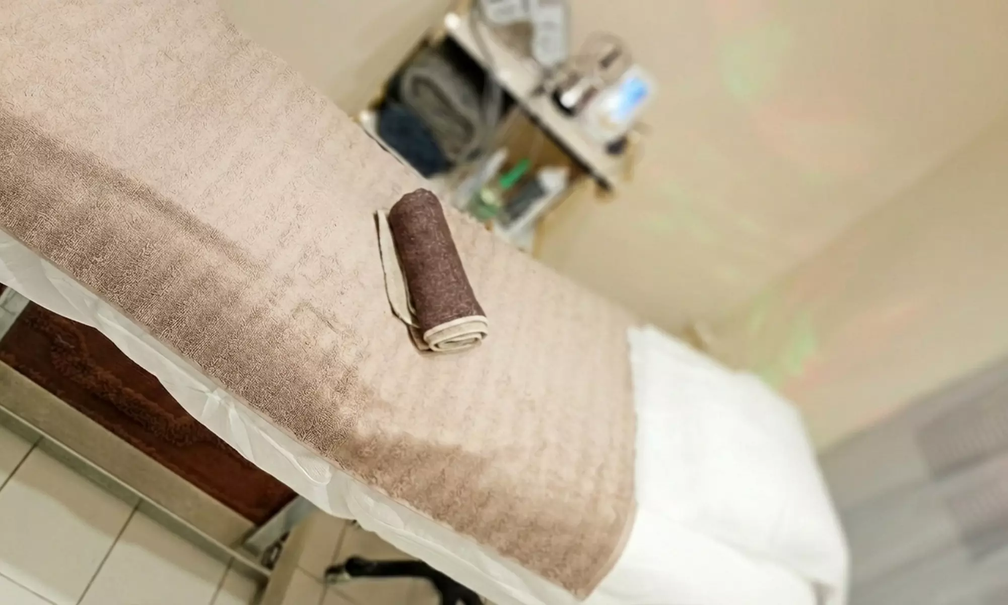 Extensiones de pestañas con volumen a elegir, con cuidado de cejas