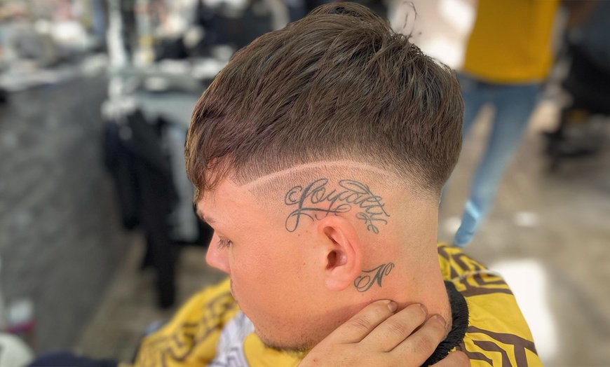 Image 1: Waschen, schneiden & föhnen für Herren, opt. inkl. Nassrasur & Maske