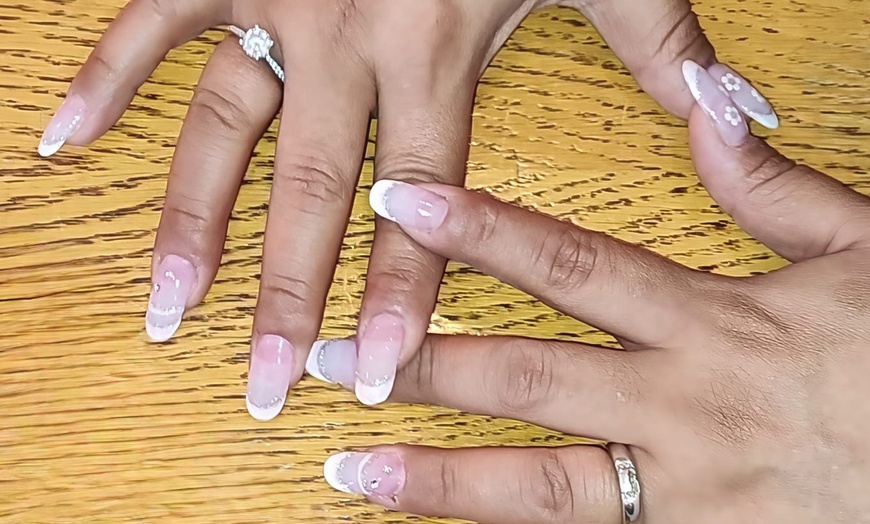 Image 6: 1 o 3 sesiones de manicura o pedicura para 1 persona