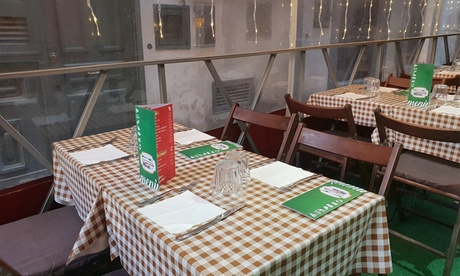 Menu partenopeo con dolce e bottiglia di vino per 2 persone alla Trattoria Borgo Pignasecca (sconto fino a 54%)