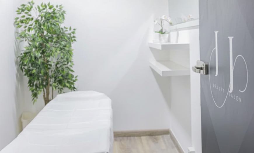 Image 2: Glow-Up Facial Packages: Carbon, Glass Skin, Basic & Hydrafacial