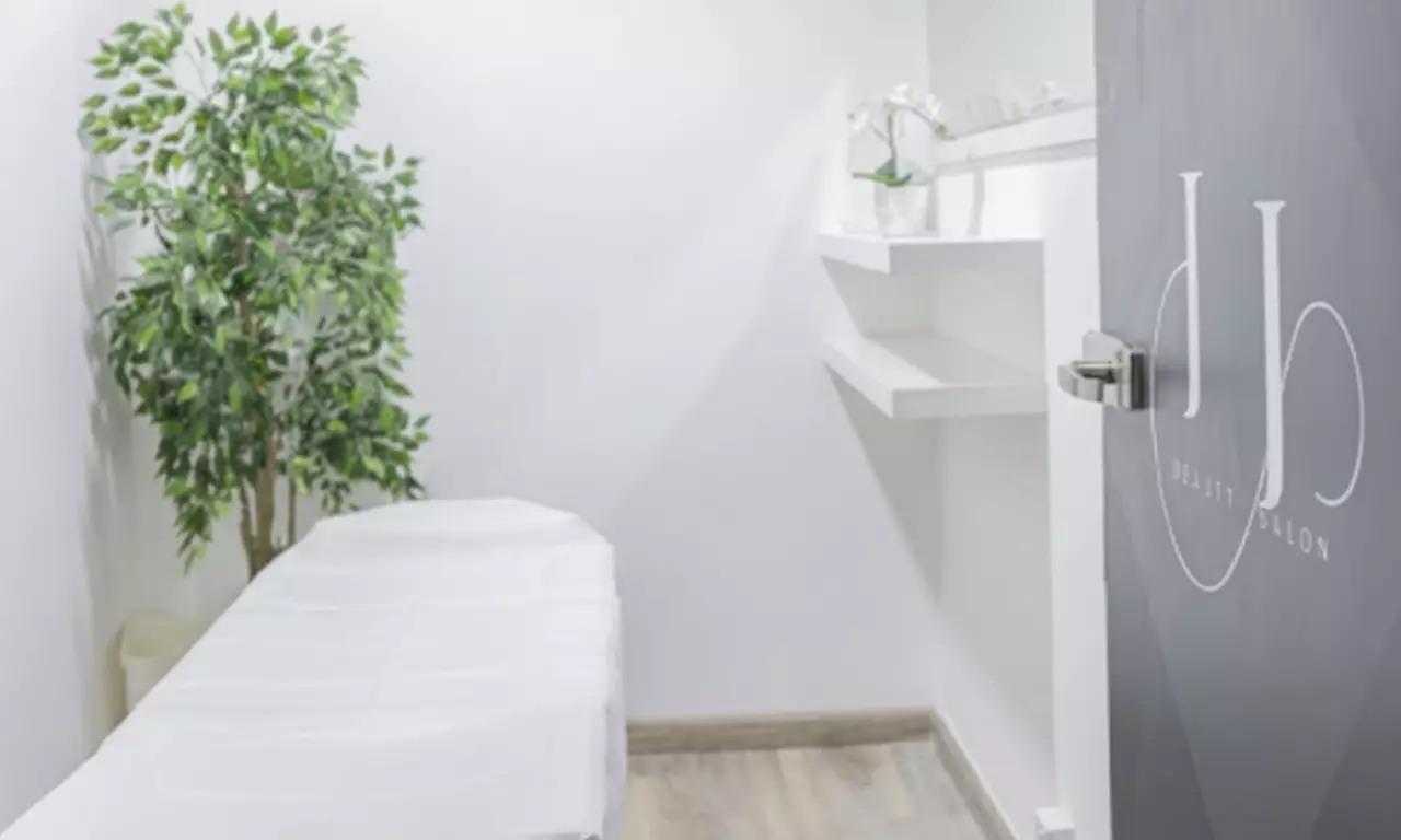 Glow-Up Facial Packages: Carbon, Glass Skin, Basic & Hydrafacial