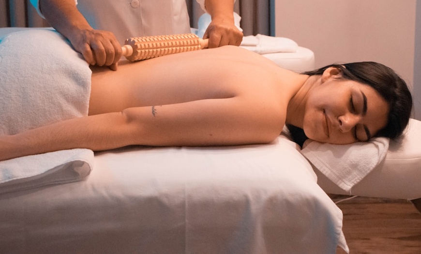Image 1: 3 o 6 sesiones de envoltura, electroestimulación, maderoterapia y más