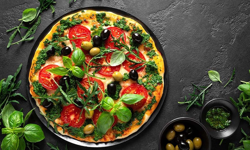 Image 3: Menú vegetariano de pizzas para 2 o 4 personas con entrante y bebida