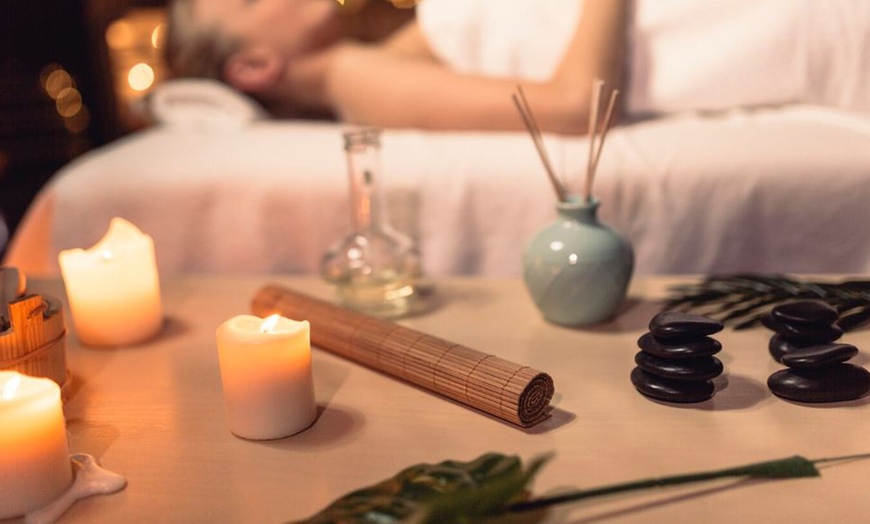 Image 8: Ritual oriental de chakras, piedras calientes o liberación emocional