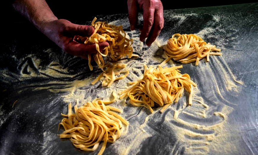 Image 4: ¡Taller de pasta fresca para 1 o 2 personas con bebida y picoteo!