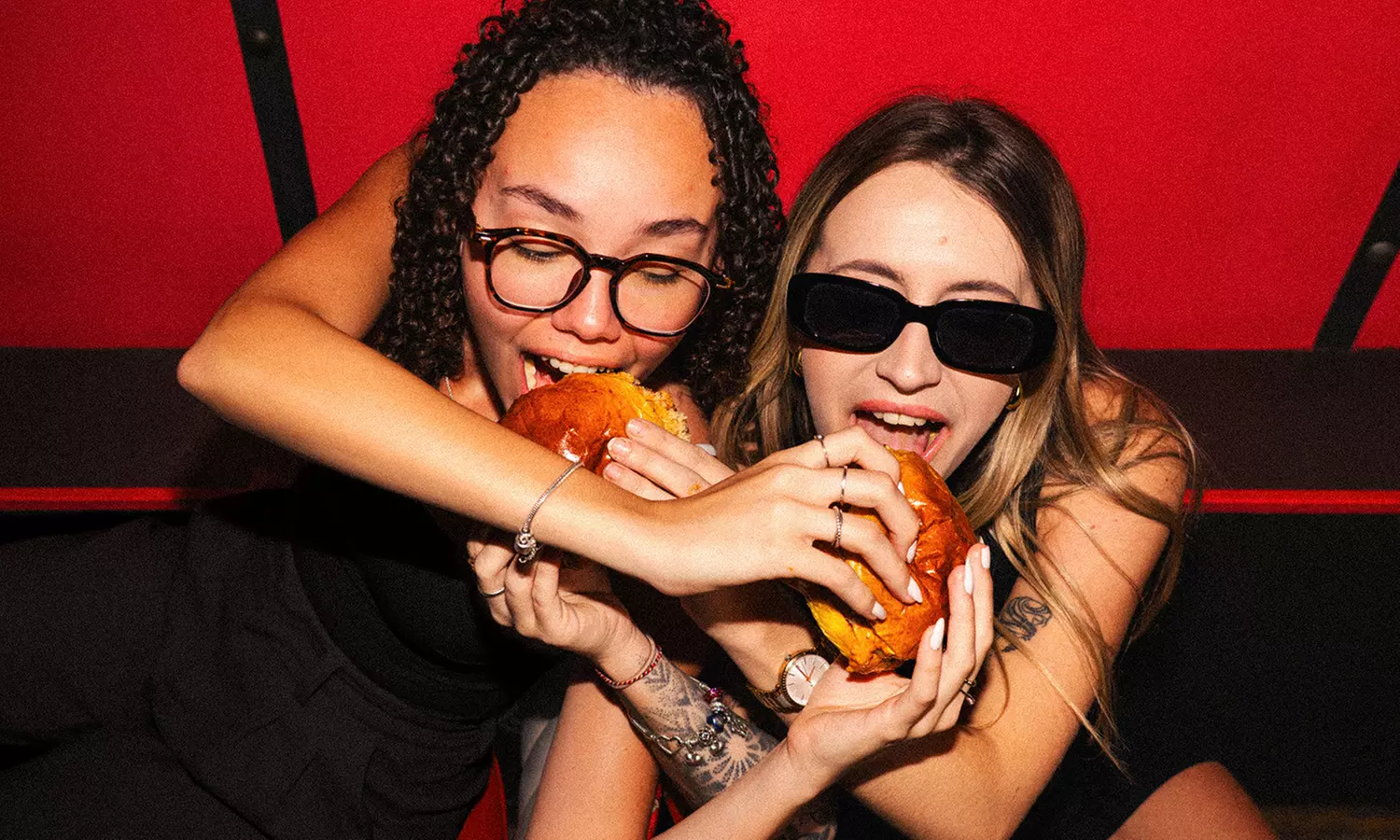 Menú de burguer con patatas fritas y opción a bebida para 2 personas