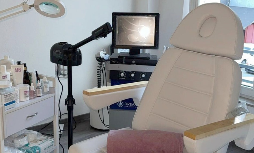 Image 2: 20 Min. Nacken- oder 45 - 90 Min. Ganzkörper-Massage für 1 Dame