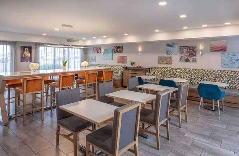 Modern comfort with breakfast and easy coastal access