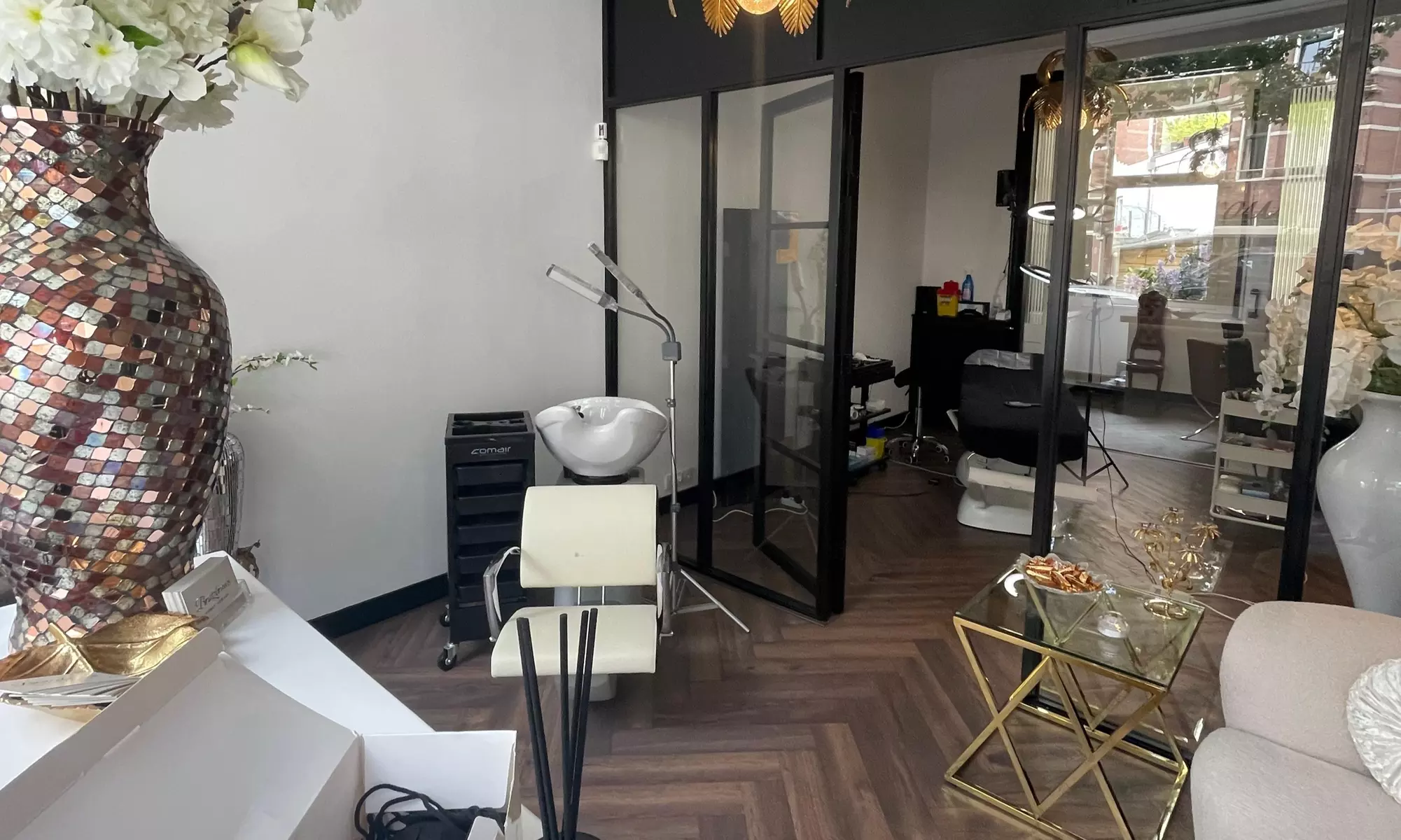 Je wenkbrauwen zijn de lijsten van je ogen: browbehandeling naar keuze