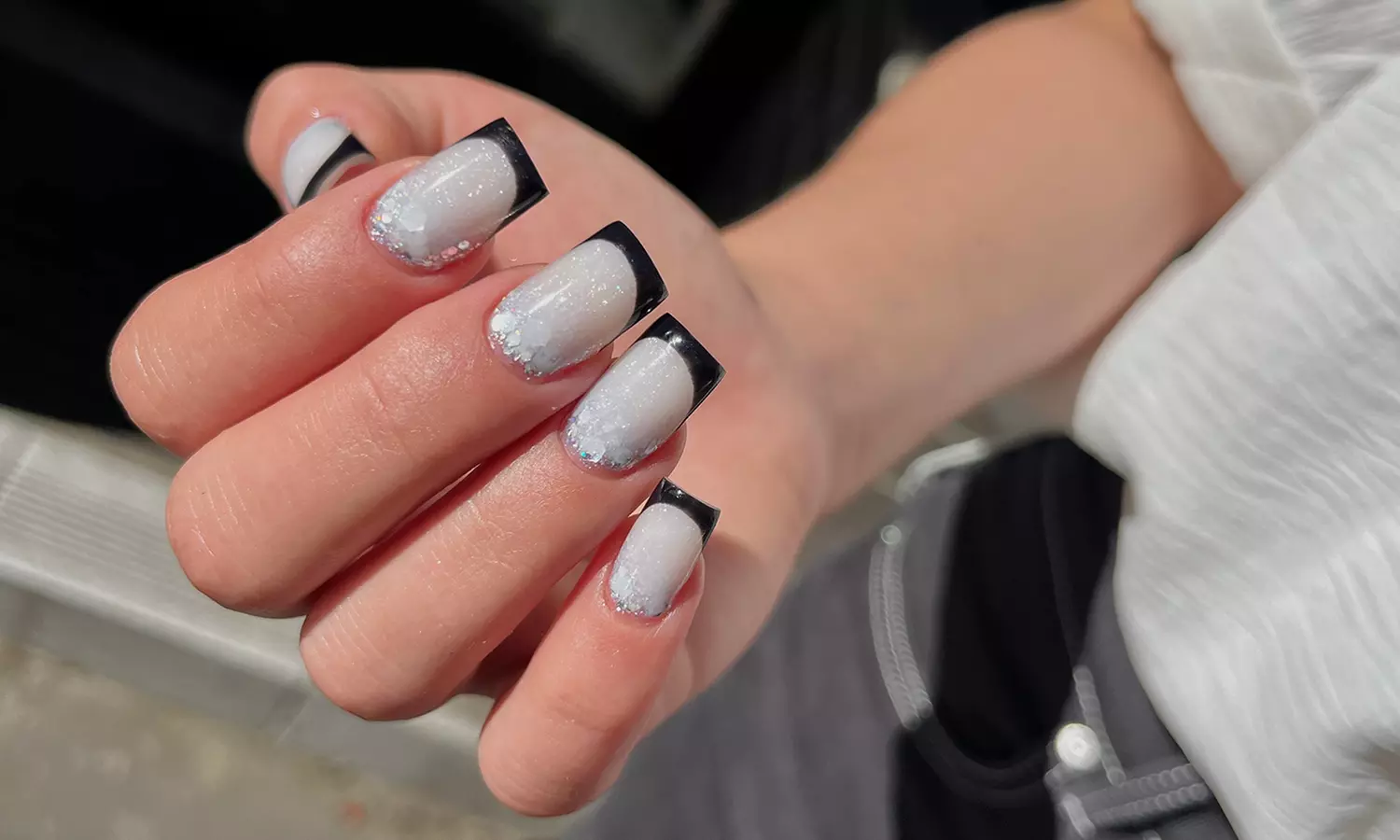 Manicure hybrydowy lub odnowa żelowa dla pięknych paznokci