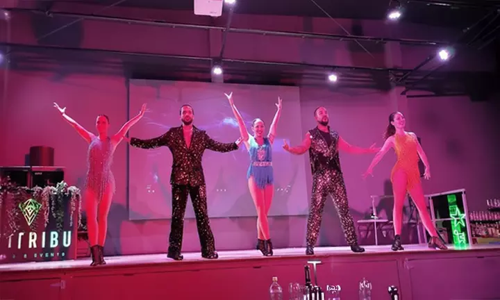 Cena con espectáculo, cocktail, plato principal, postre y barra libre