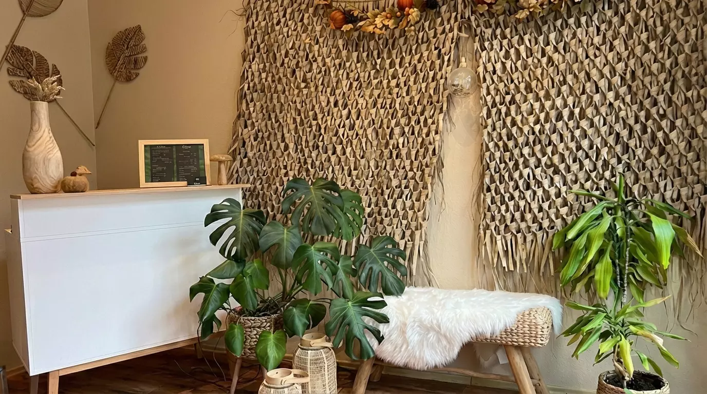 60 bis 75 Min. Head Spa „Deluxe“ oder „Premium“ mit Rotlichttherapie