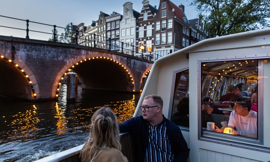 Image 13: Grachten vol lichtjes en legendes: een avondcruise door Amsterdam