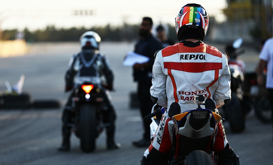 Image 2: MotoGP Catalunya: entrada pelouse de 3 días y 2, 3 o 4 noches de hotel