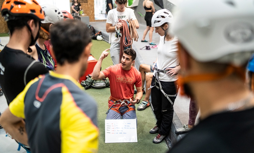 Image 12: Escalada libre o en familia con material y 1 h de profesor incluido