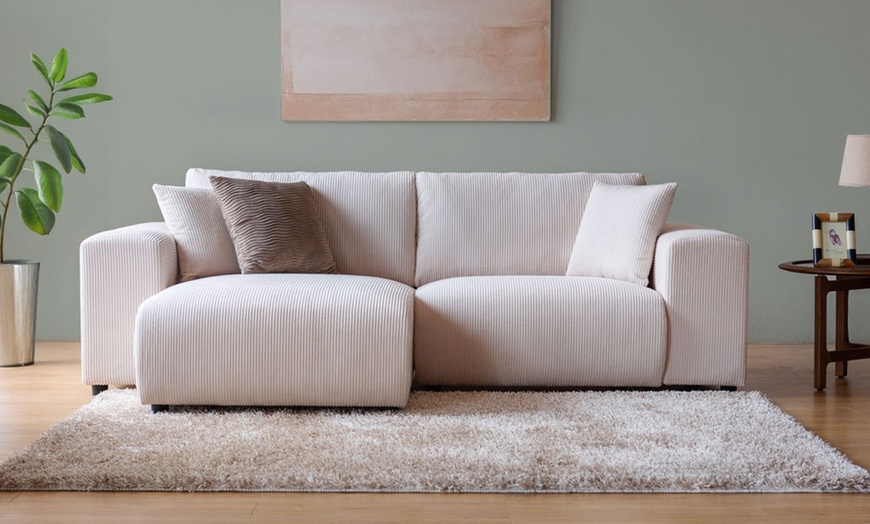Image 13: Canapé d'angle réversible 3 places "Jambi" de Kocoon en velours côtelé