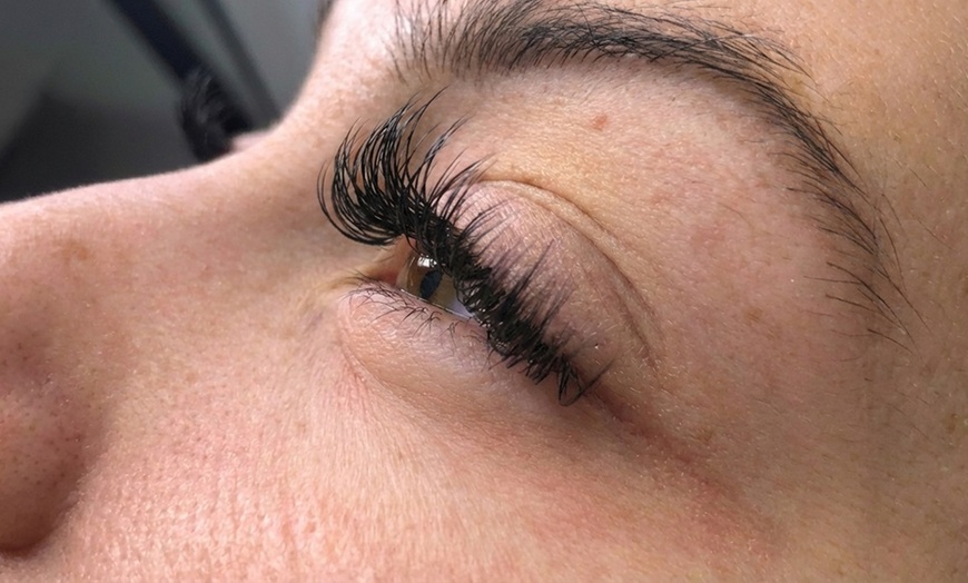 Image 3: Enhance Your Look with Classic, 2D or 4D Lash Extension Fills at Home