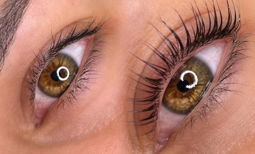 Image 3: Sourcils restructurés et cils recourbés