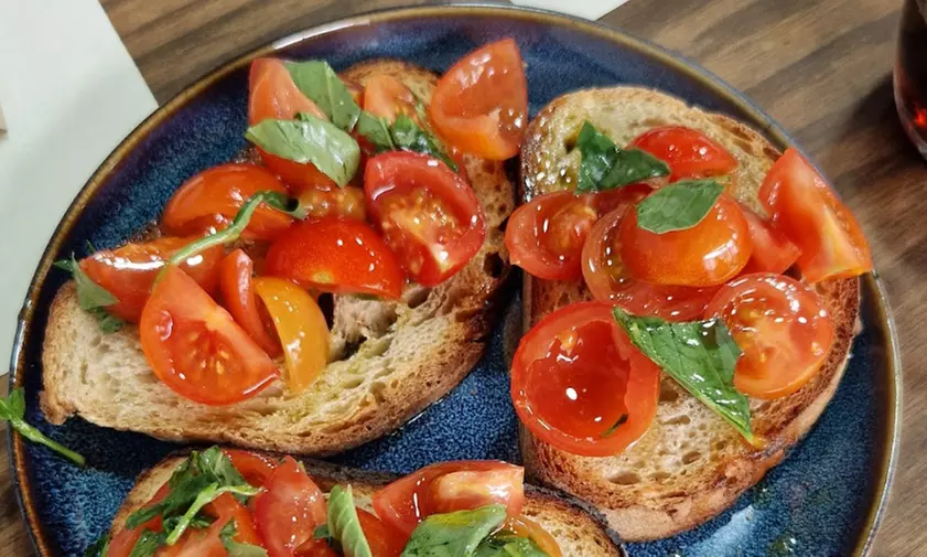 Gourmet Pizza nach Wahl & Bruschetta oder Tiramisu für 2 Personen