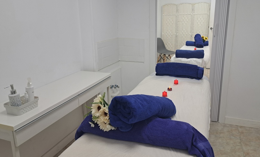 Image 6: Escapada en pareja con masaje, rituales, cava y bombones 