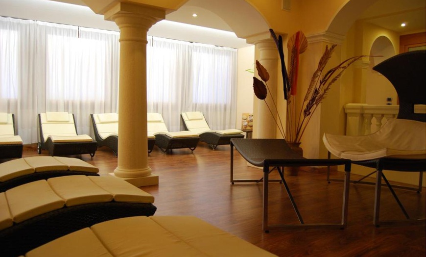 Image 5: Lago di Garda: soggiorno con colazione o mezza pensione e Spa