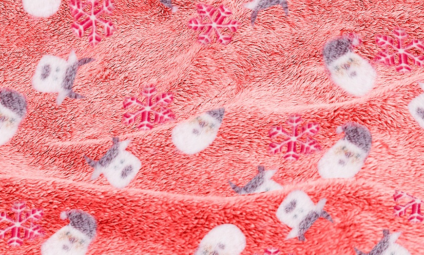 Image 2: Manta plaid infantil roja de forro polar con estrellas fluorescentes