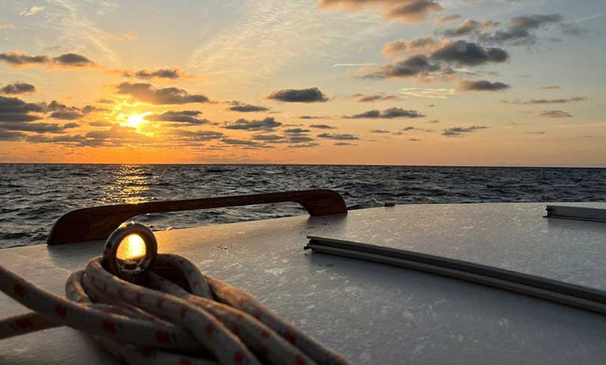 Image 5: Paseo en velero en grupo o privado con bebidas y picoteo para 1-4 pax.