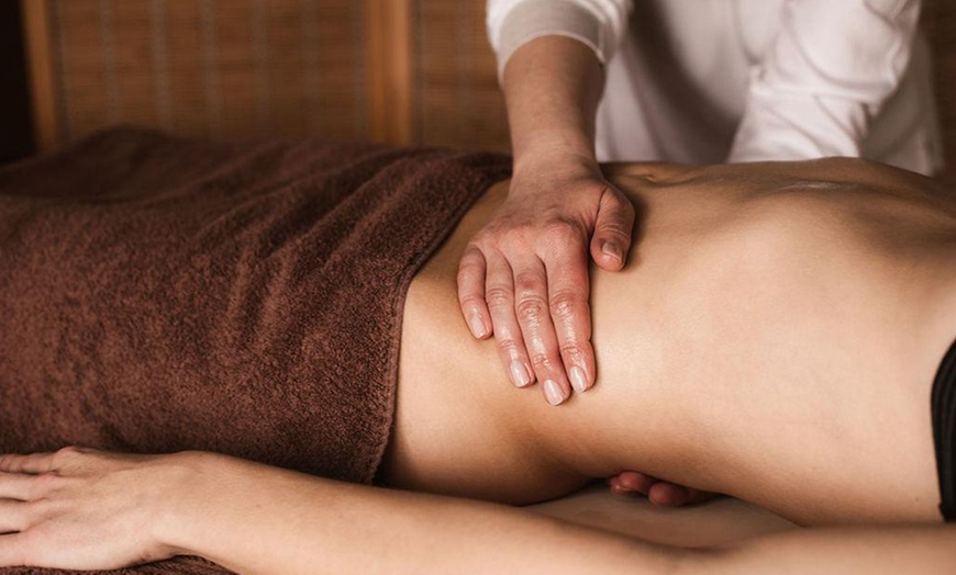 Image 2: Bis zu 75 Min. Ayurvedische Teilkörper-Massage / für den ganzen Körper