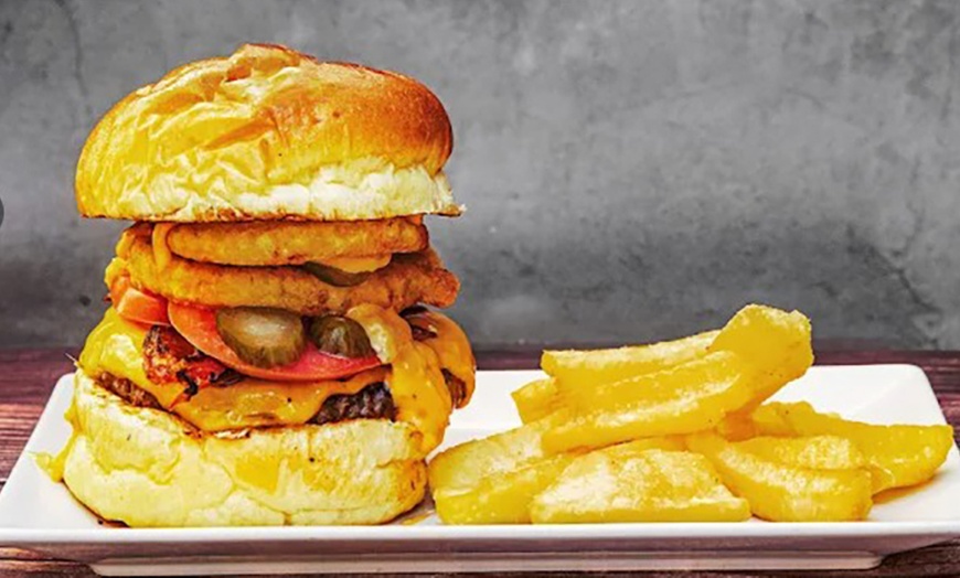 Image 1: Menú de hamburguesas con entrante, postre y bebida para 2 o 4 personas