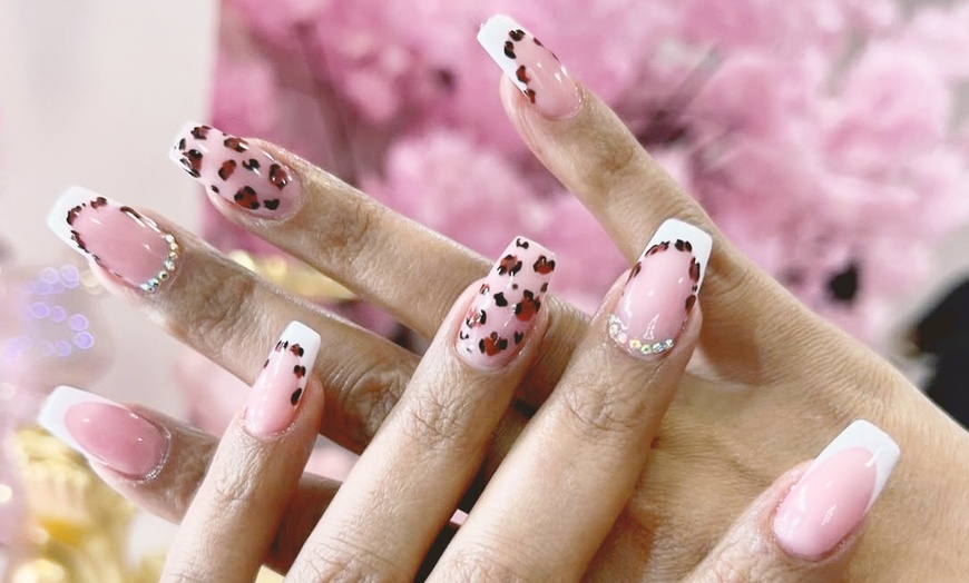 Image 1: 1 o 2 sesiones de manicura o pedicura normal o semipermanente