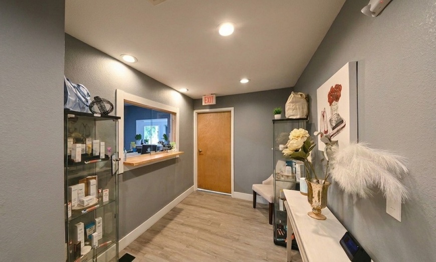 Image 4: Relax with a Couples Massage with Hot Stones and Aromatherapy