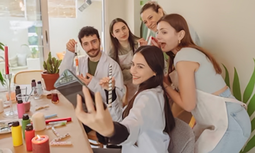 Image 4: Taller para crear tu propia vela con vino y tapas para 1 o 2 personas