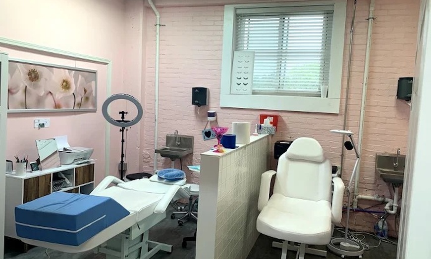 Image 3: Get a radiant look with One, Three or Four Airbrush Spray Tan 