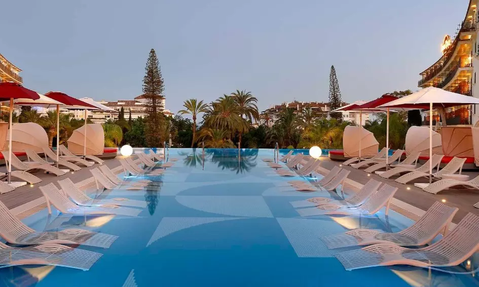 Circuito Rock Spa de 1 hora con copa de cava y opción a masaje para 2